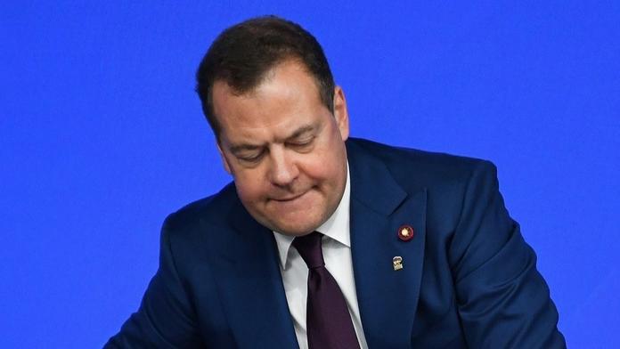 Panický strach v Rusku. Medveděv se omylem přiznal, když chtěl vyhrožovat