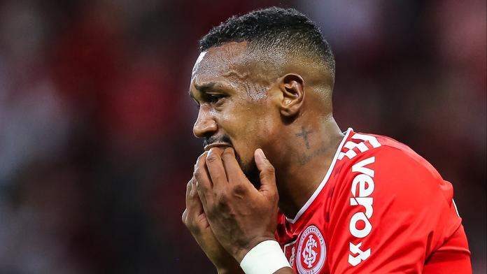 Hraj fotbal, nebo tě dostaneme. Brazilský fotbalista čelí nechutným výhrůžkám