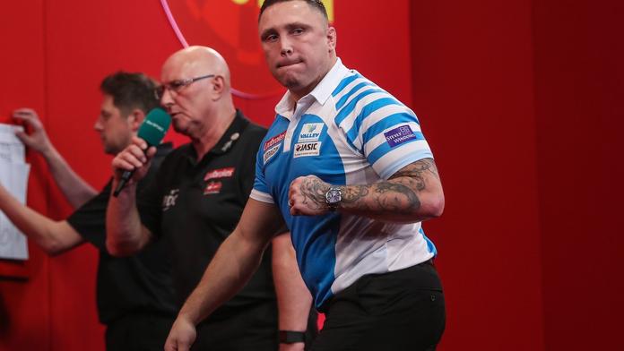Price předvedl v osmifinále parádní šipky. Van Gerwen měl namále