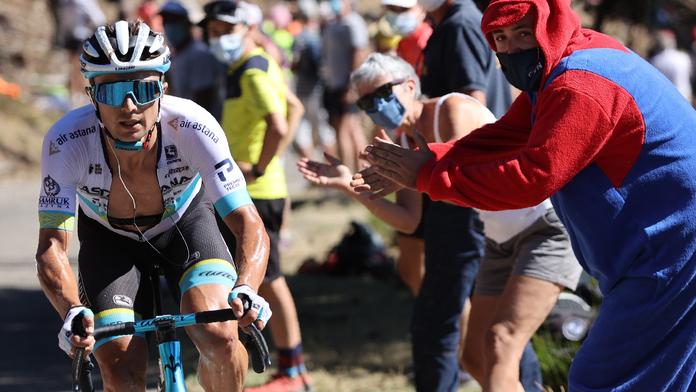Únik a životní triumf pro kazašského cyklistu, žlutý trikot se neměnil