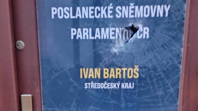 Na kancelář Ivana Bartoše někdo zaútočil sekerou. U dveří ležela černá růže