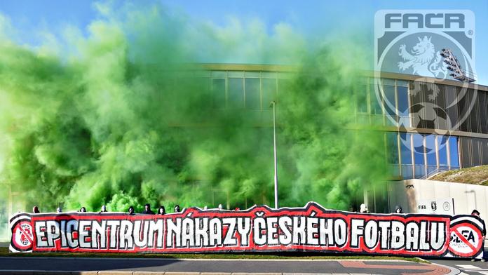 Fanoušci Slavie demonstrovali před sídlem FAČRu! Případ řeší policie