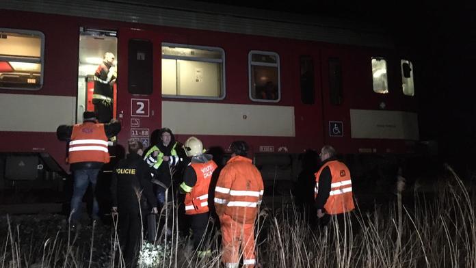 Stavební stroj se u Brna srazil s osobním vlakem, zemřel dělník