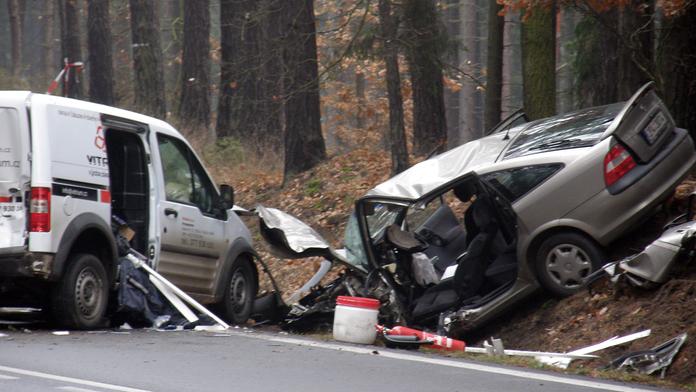 Špatné předjíždění u Lišova odnesli dva řidiči těžkým zraněním, silnice E49 stojí