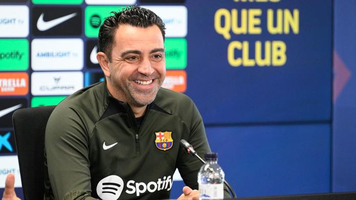 Už je to oficiální. Xavi zůstává trenérem Barcelony, přesvědčili ho hráči