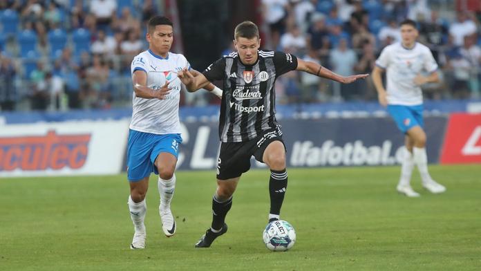 Pavel Osmančík z Českých Budějovic v souboji s Ewertonem z Baníku Ostrava