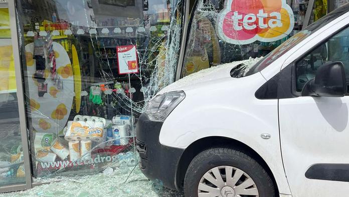 Auto projelo výlohou drogerie