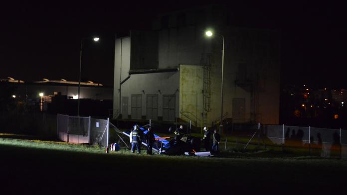 V Mělníku se zřítilo malé letadlo. Dopadlo před obchodní dům, pilot žije