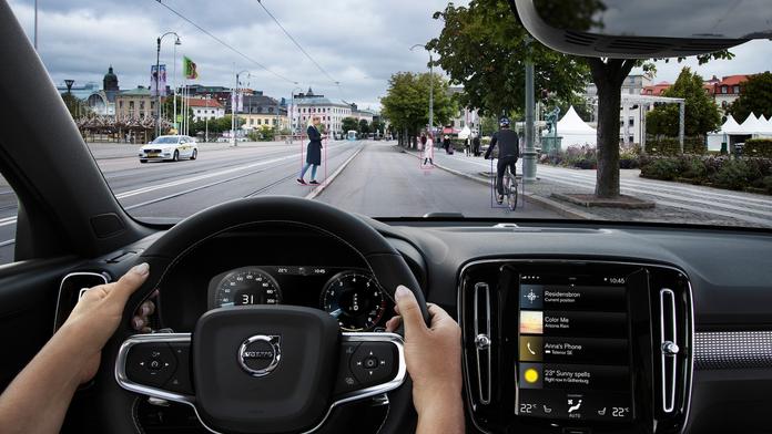 Moderní auta vám můžou zničit telefon. Dejte pozor při focení a natáčení, varuje automobilka