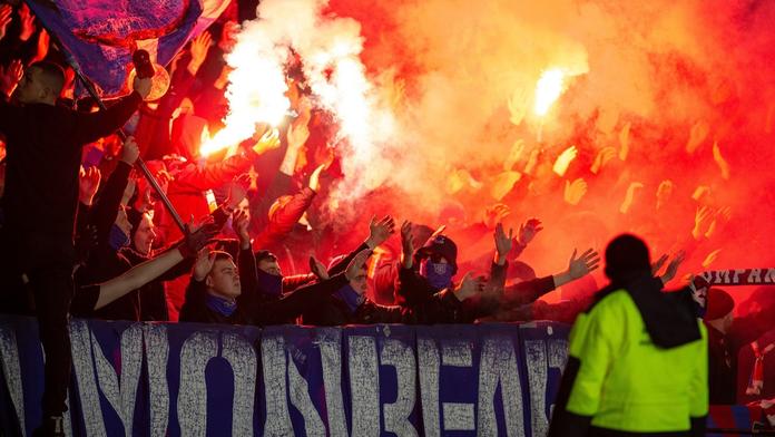 Řádění fanoušků Rangers. Hodili dělbuch do restaurace plné rivalů ze Celticu