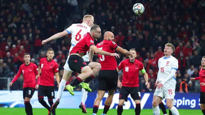 Češi trefovali pouze břevna. V Albánii se zrodila bezgólová remíza