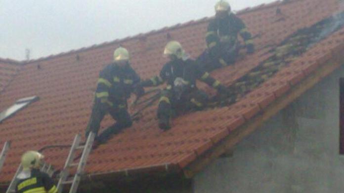 Muže z Prahy vyděsily černé fleky na střeše domu. Hasiči se nestačili divit