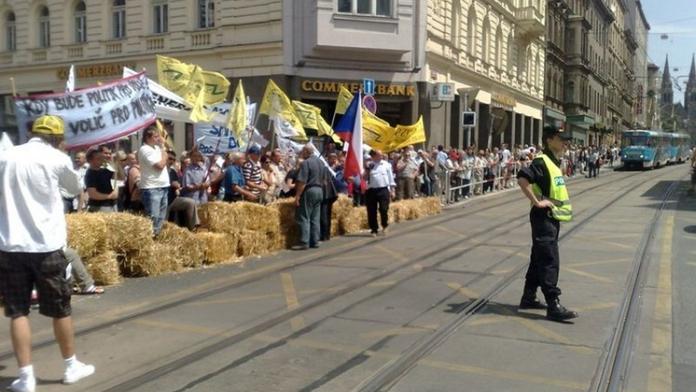 Protestující zemědělci zablokují dopravu. Hrozí chaos