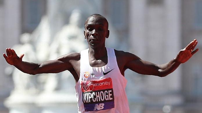 Přepisují se dějiny: Maratonec Kipchoge překonal světový rekord!