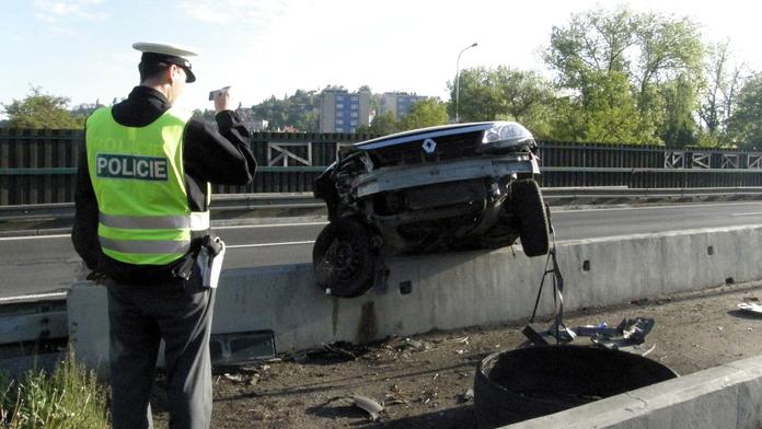 Tři zranění po nehodě na Blanensku, auto dostalo smyk