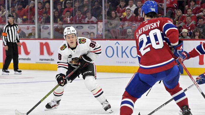Jedničky draftu Connor Bedard a Juraj Slafkovský v souboji Chicaga Blackhawks proti Montrealu Canadiens