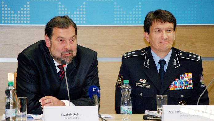 Policejní šéfové si nechávali posílat důležité spisy, zdržovali tím vyšetřování?