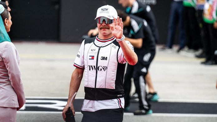 Letadlo vyměnil za gravelové kolo. Bottas jede do Singapuru po vlastní ose