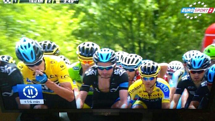 Mám astma, brání se Froome. Je na fotografii skutečně inhalátor?