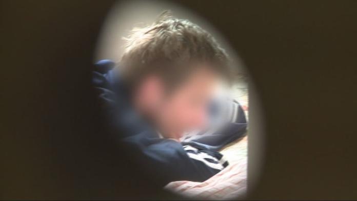 Psychopat se zabarikádoval v bytě. Policie ho sledovala kukátkem
