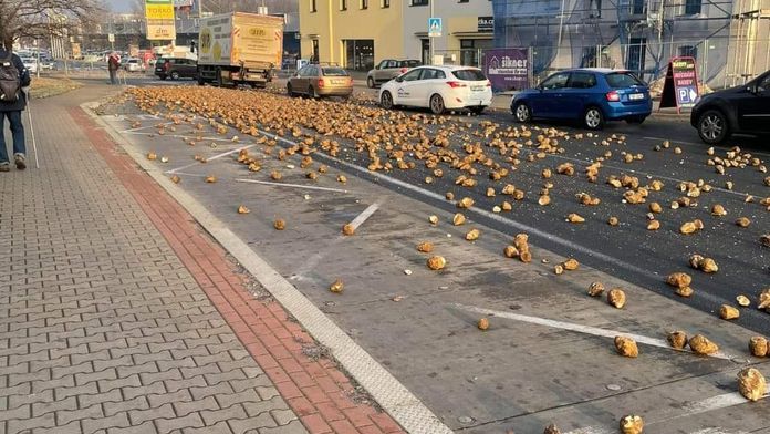 Silnici v Mělníku zasypala cukrová řepa. Nejezdily kvůli ní autobusy