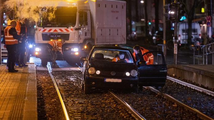 Řidička porazila závoru a skončila na kolejích. Dechovou zkoušku odmítla
