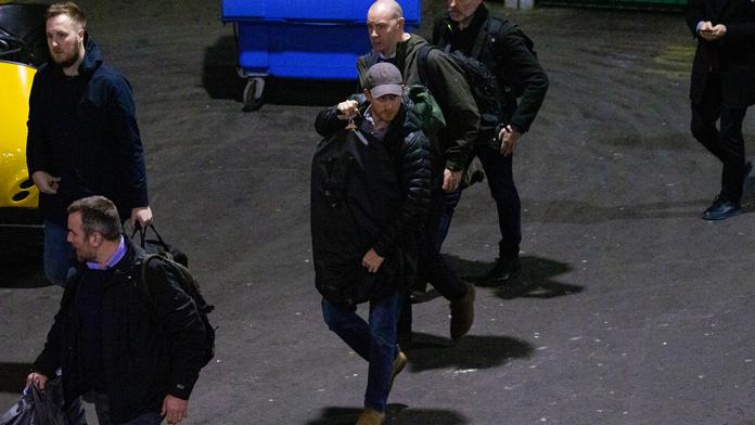 Harry se vrátil do Británie, brzy už bude bez titulu. Meghan s ním není
