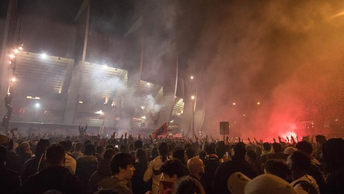Peklo před stadionem PSG! Tisíce lidí fandily za zavřenými dveřmi