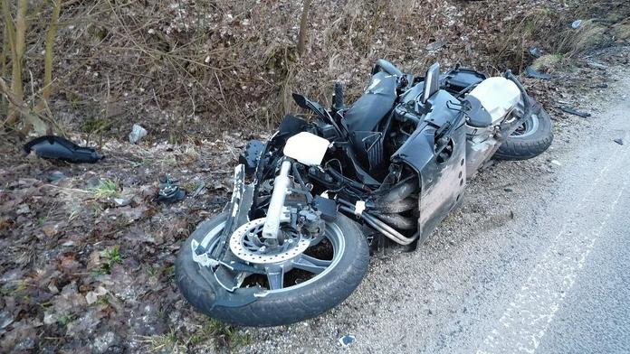 Motorkář (17) nezvládl předjetí, nepomohlo ani dlouhé oživování