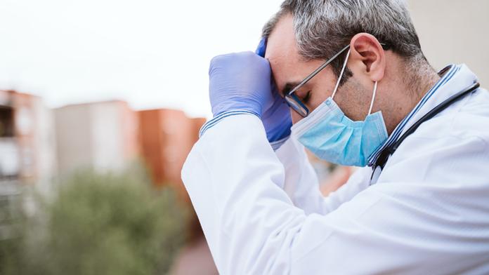 Tři ruští lékaři vypadli z nemocničních oken v době Covid-19. Dva zemřeli