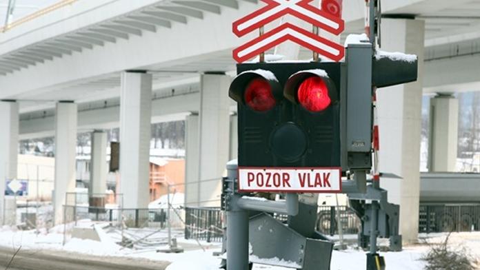VJELA S AUTEM POD VLAK! Řidička (31) svým zraněním podlehla