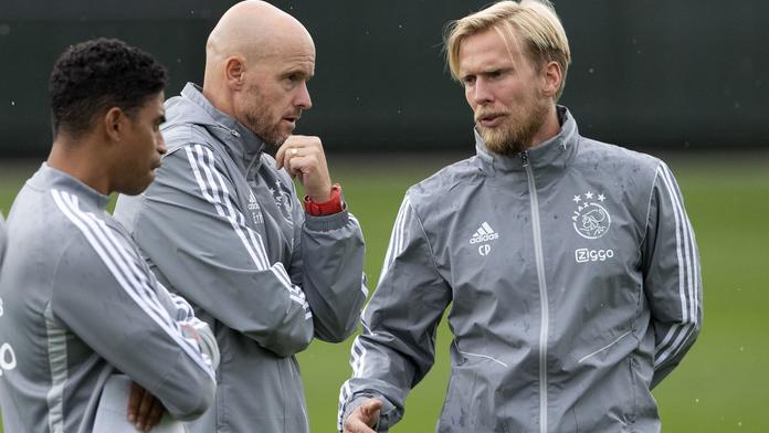 Asistent trenéra Ajaxu Poulsen slavil čtyřicátiny, nyní musí do karantény