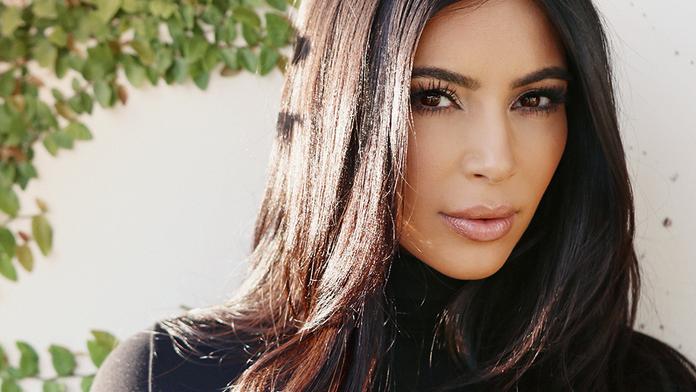 Další útěk před Tálibánem. Mladým fotbalistkám pomohla Kim Kardashianová