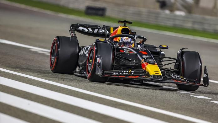 Kvalifikaci na Velkou cenu Bahrajnu ovládly vozy Red Bullu, vyhrál Verstappen