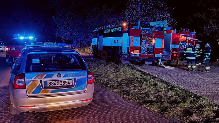 Bezdomovcům hořelo bydlení, jednoho zachránili z plamenů policisté