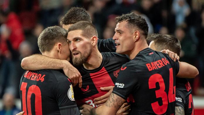 Fotbalisté Bayeru Leverkusen se radují z gólu
