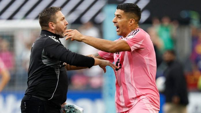 Inter Miami prohrál finále, pak došlo k rvačce. Suárez plivl na soupeře