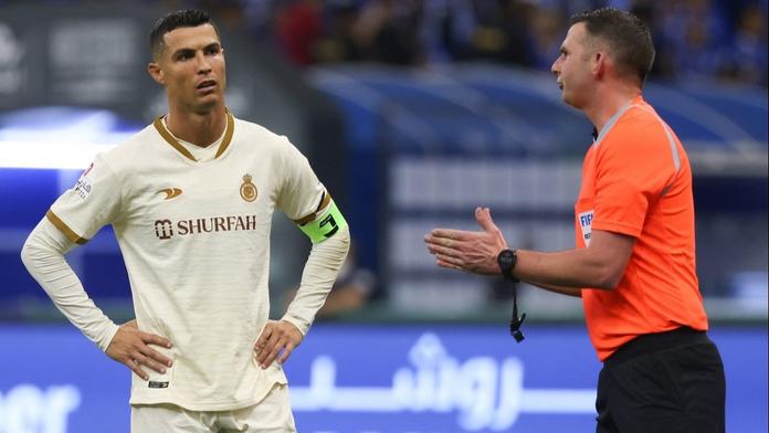 Nevyloučil Ronalda, ale dostal velký balík. Sudí si vydělal 2x víc než v Anglii