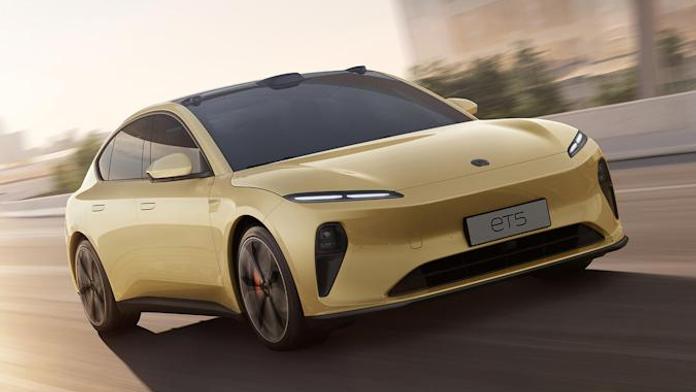 Testovací elektromobil vypadl ze třetího patra parkoviště! Posádka to nepřežila