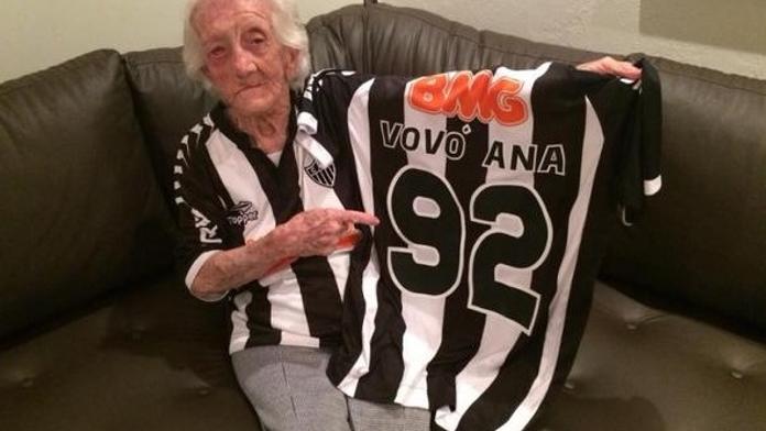 Fotbalová babička! Takhle fandí nejoddanější fanynka na světě