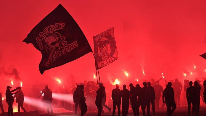 Takhle se slaví titul: Řečtí fanoušci málem zapálili celý stadion! VIDEO