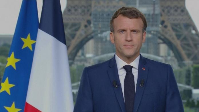 Macron žaluje fotografa. Zlobí se za snímek v plavkách na vodním skútru
