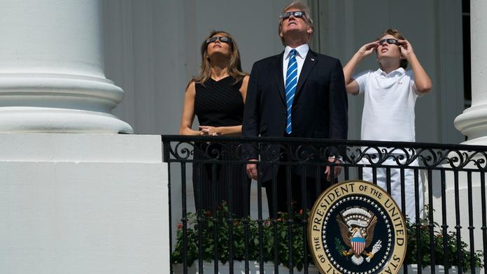 Úplné zatmění Slunce okouzlilo svět! Díval se i Trump s rodinou