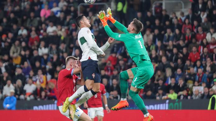 Nesnášíme tě, vypadni! Fanoušci útočí na Vaclíka po zákroku na Ronalda