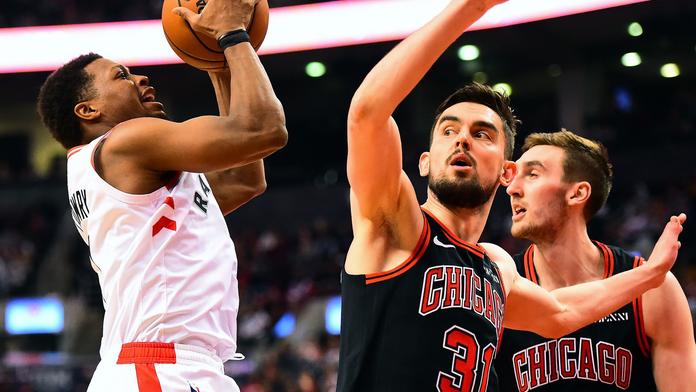 Satoranského Bulls prohráli o koš, Bucks v souboji lídrů zdolali Toronto