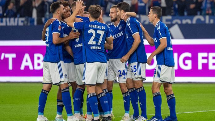 Tradiční duel po 11 letech: Schalke vyhrálo, soupeř dohrával v devíti hráčích