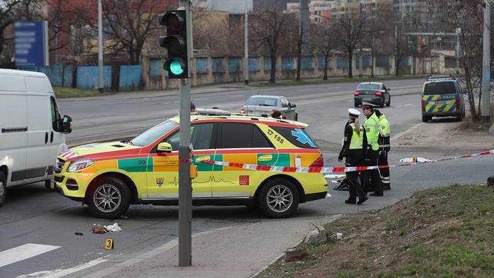 Auto na přechodu pro chodce srazilo muže, ten na místě zemřel
