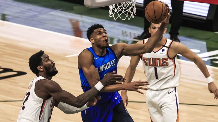 Giannis Antetokounmpo smečuje proti Phoenixu Suns