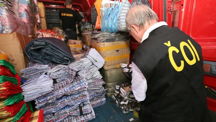 Zásah obchodní inspekce na jihu Čech: Našla padělky za miliony korun