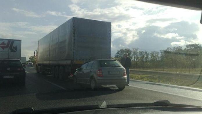 Dvě havárie čtyř aut zablokovaly dálnici D8